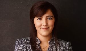 Læge og forsker Sara Naseri holder foredrag om sundhed, teknologi og iværksætteri