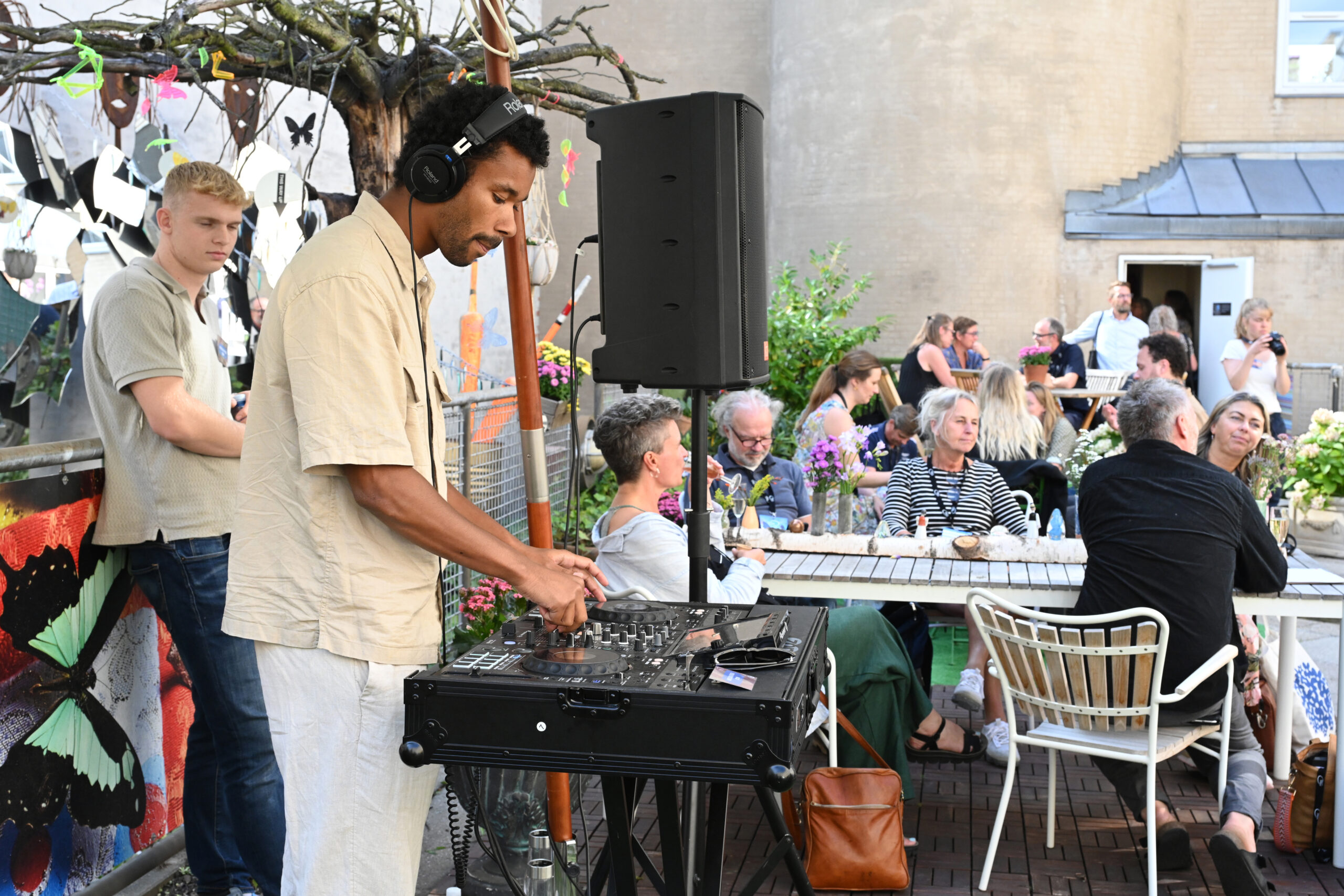 Få en DJ til fredagsbaren